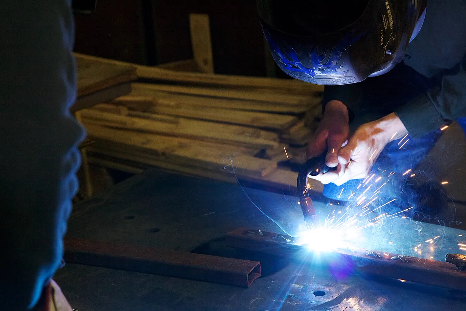 Apprenti soudeur débutant découvrant le soudage MIG en atelier de formation