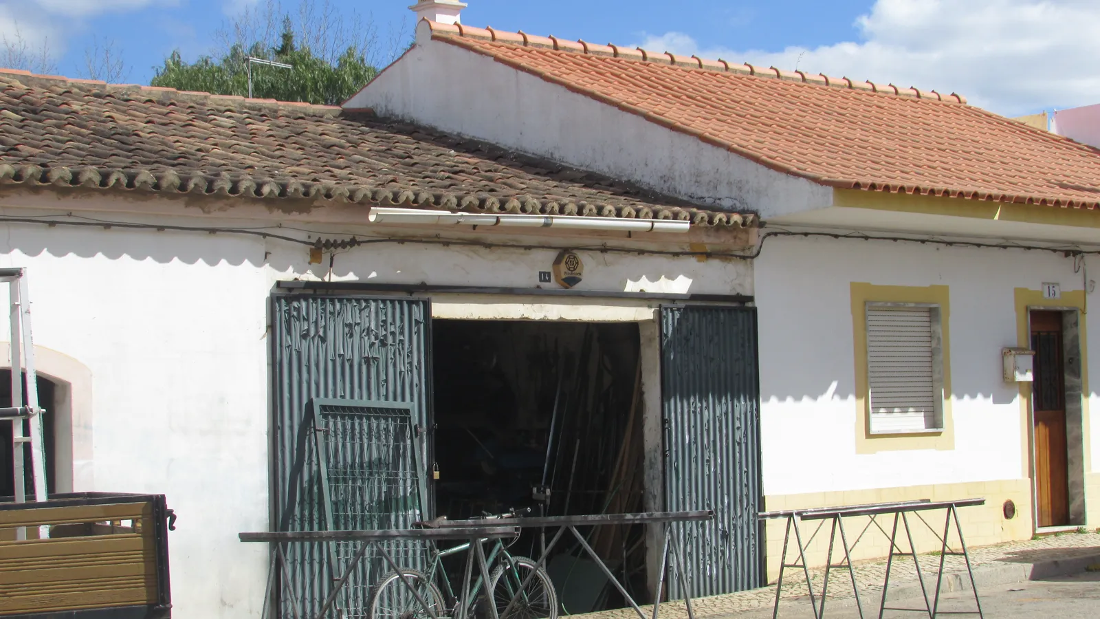 Atelier de fabrication métallique avec postes à souder et structures acier